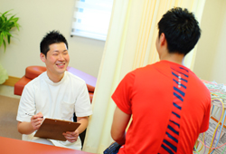 初めてのお客さまには、問診時に「ケガの背景」まで伺います 初めてのお客さまには、問診時に「ケガの背景」まで伺います